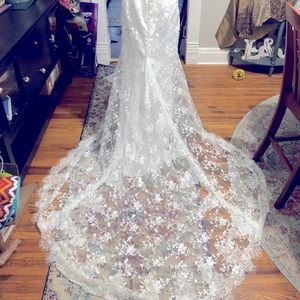 Wedding dress size 18. Fits like a 18.